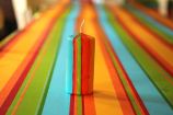 Zum Schluss ein besonders originelle Idee: Hier wurden die Farben der Tischdecke einfach auf die Kerze gebracht.